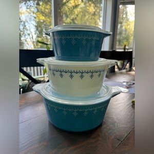 Pyrex Blue Snowflake Garland Round Casserole Set with Lids